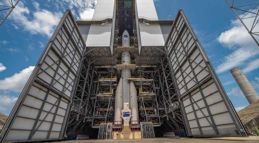 Per la prima volta Ariane 6 sulla rampa: viaggio nei cantieri dei nuovi razzi europei.